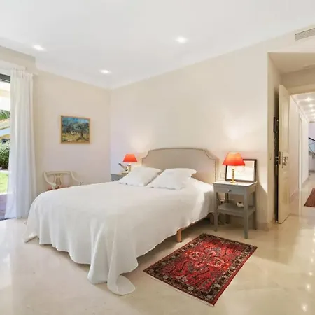 Casa Blanca Apartment *